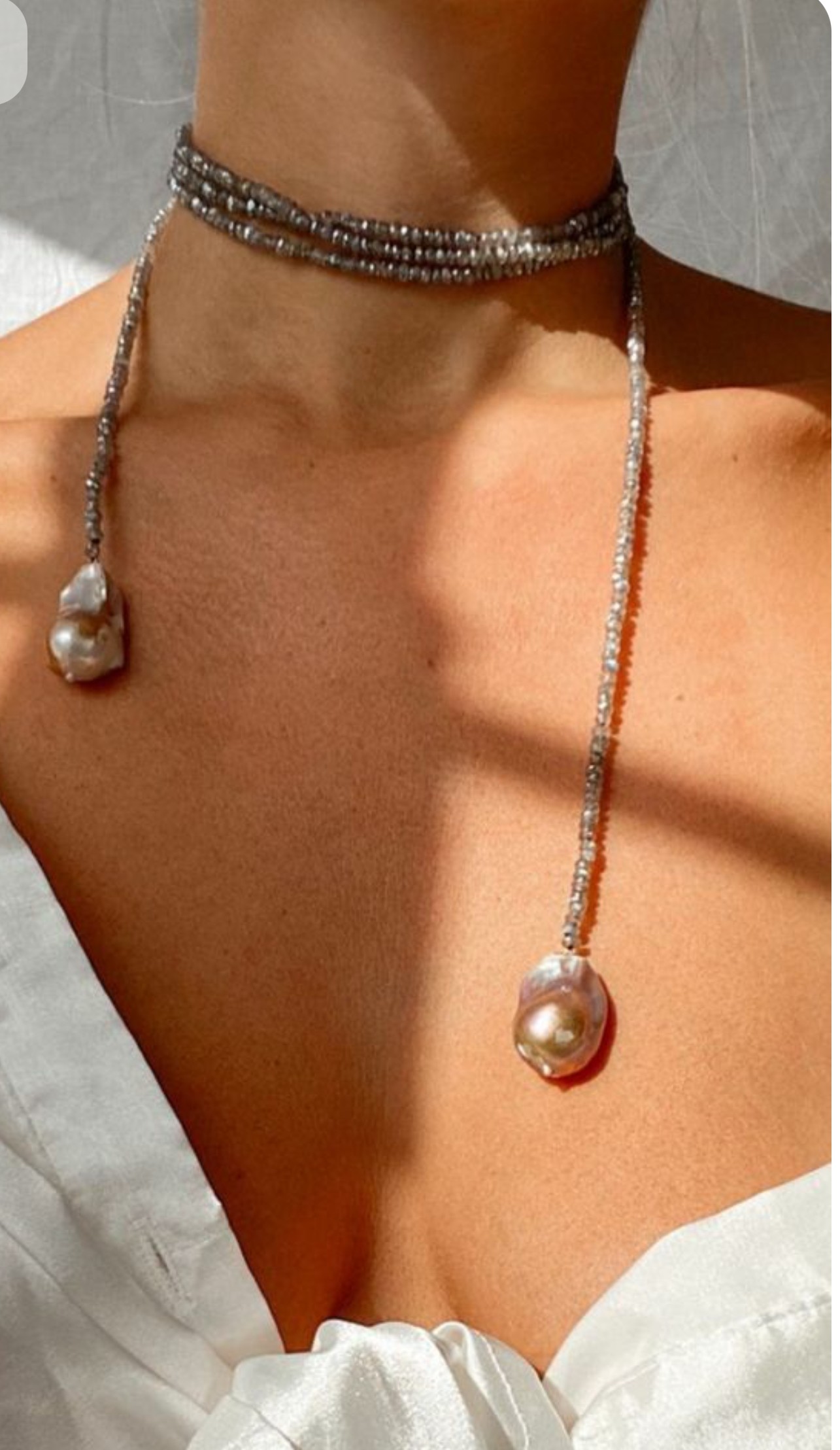 طرز استفاده از این مدل گردنبندها مخصوص لباسهای زمستونه